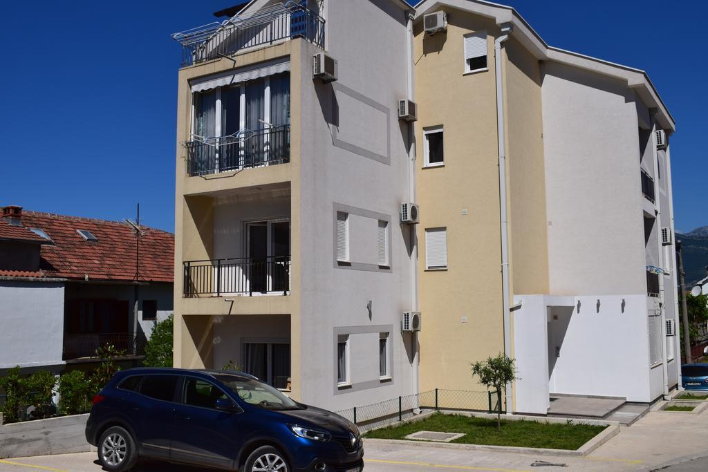 Apartment Fini Tivat Exteriör bild