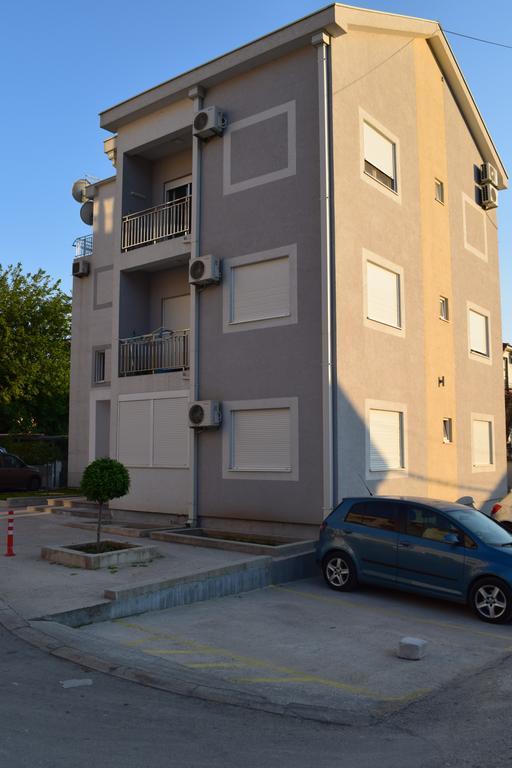Apartment Fini Tivat Exteriör bild